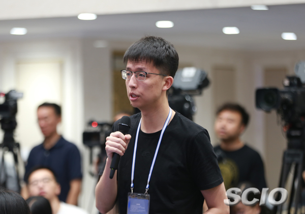 澎湃新闻记者提问（刘健 摄）